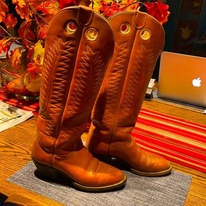 Leather western boots: almost new. In excellent condition.
